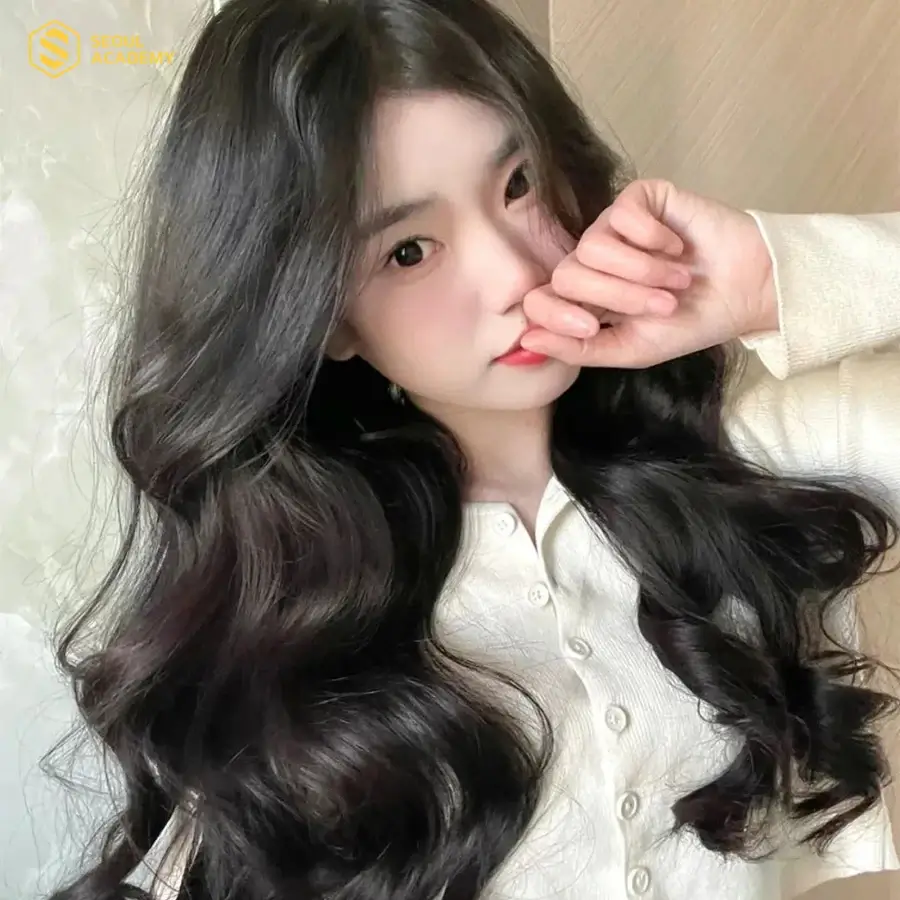 Tóc uốn xoăn lọn to giúp ôm trọn khuôn mặt bầu bĩnh