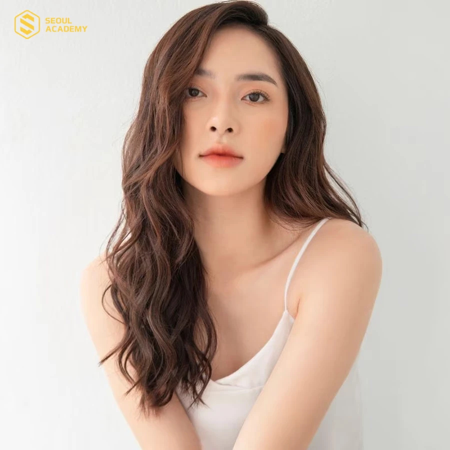 Tóc rẽ mái lệch là lựa chọn lý tưởng cho nàng mặt tròn đầy đặn