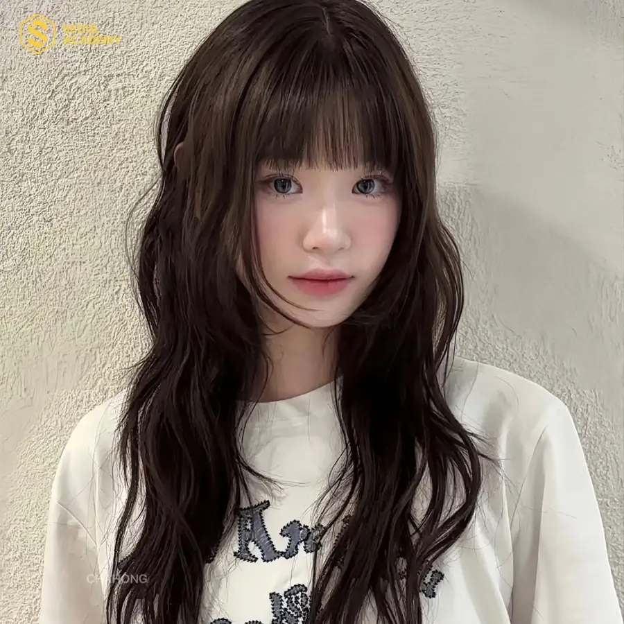 Tóc mái ngang giúp gương mặt thêm cân đối, thanh thoát