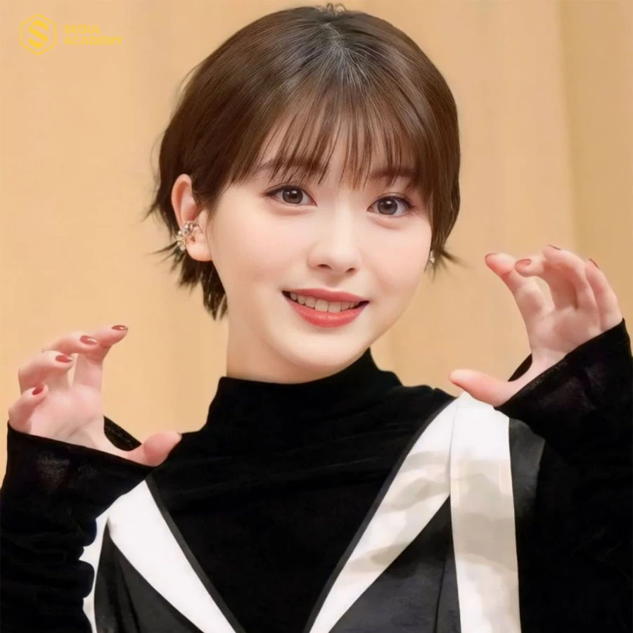 Tóc Pixie được cắt tỉa gọn gàng cho khuôn mặt thanh thoát