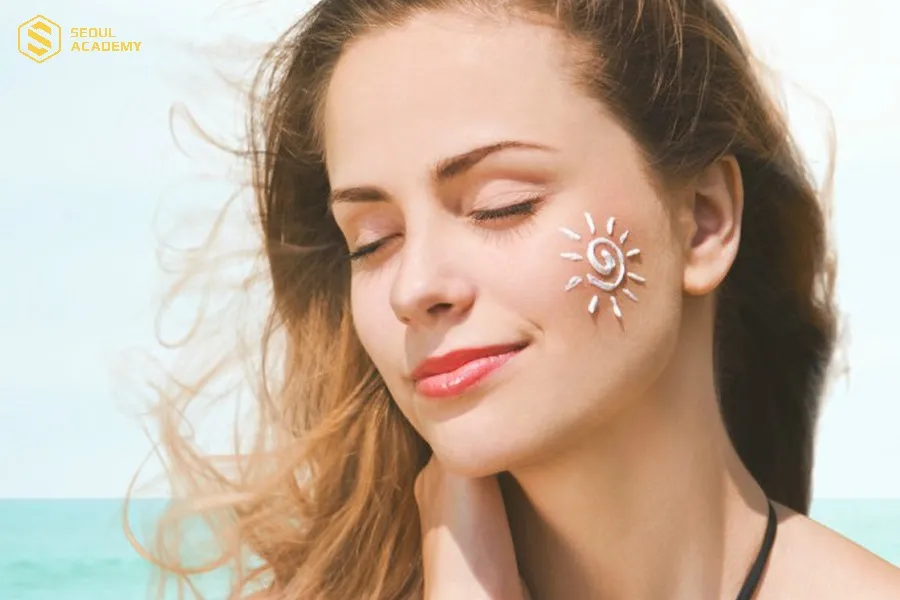 Thoa kem chống nắng để bảo vệ da là đáp án của lột da mặt bị đỏ phải làm sao