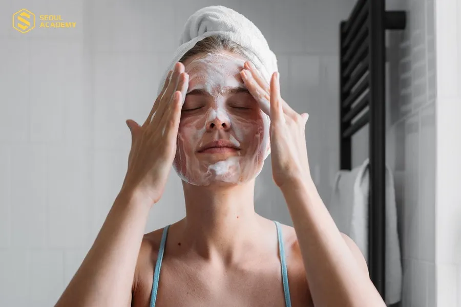 Sử dụng sản phẩm sữa rửa mặt dịu để làm dịu làn da, khắc phục vấn đề ửng đỏ