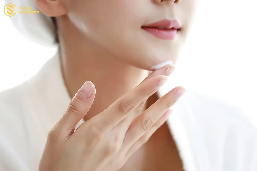 Lột da mặt bị đỏ phải làm sao, hãy sử dụng thuốc bôi theo chỉ định của bác sĩ