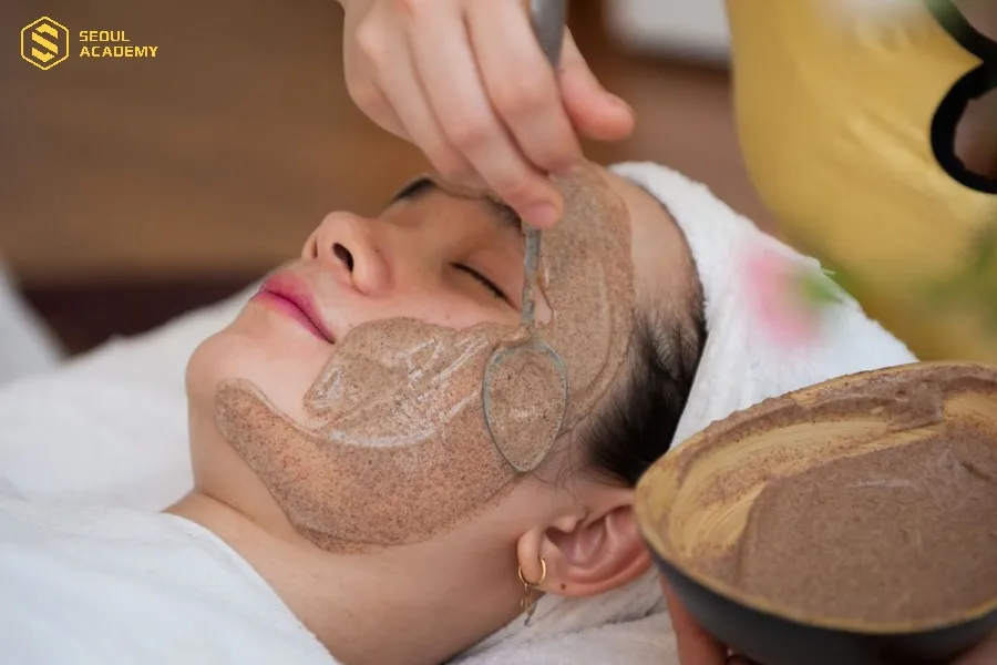 Đặp mặt nạ từ nguyên liệu thiên nhiên lành tính để giảm kích ứng, da bị mẩn đỏ