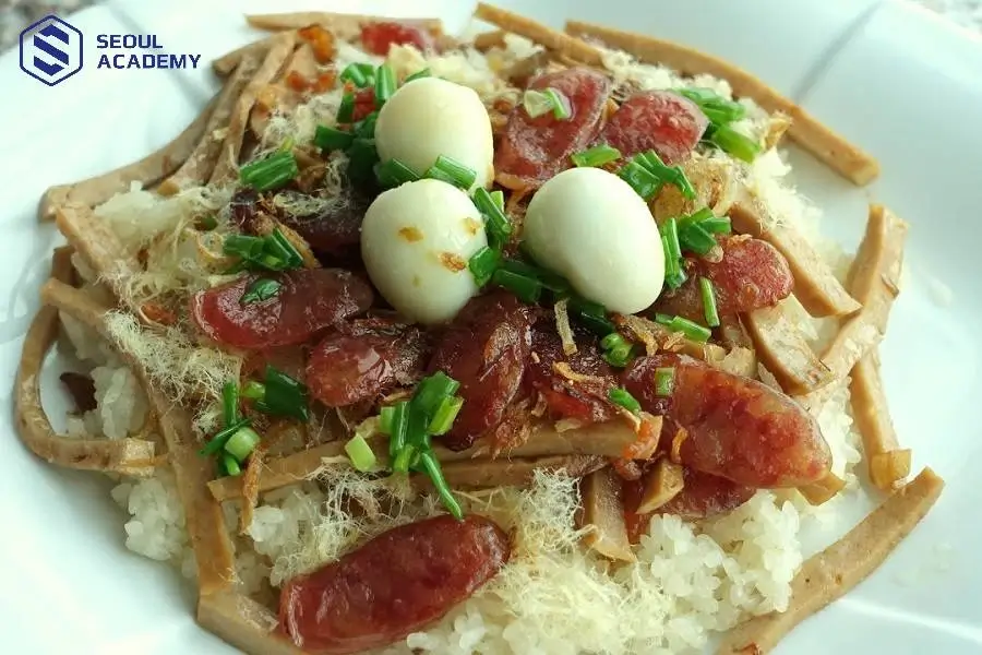 Xôi ăn kèm trứng cút là một sự kết hợp hoàn hảo