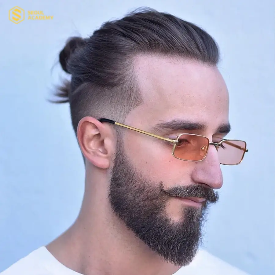 Kiểu tóc Man Bun phối với kính cực chất cho nam mặt dài