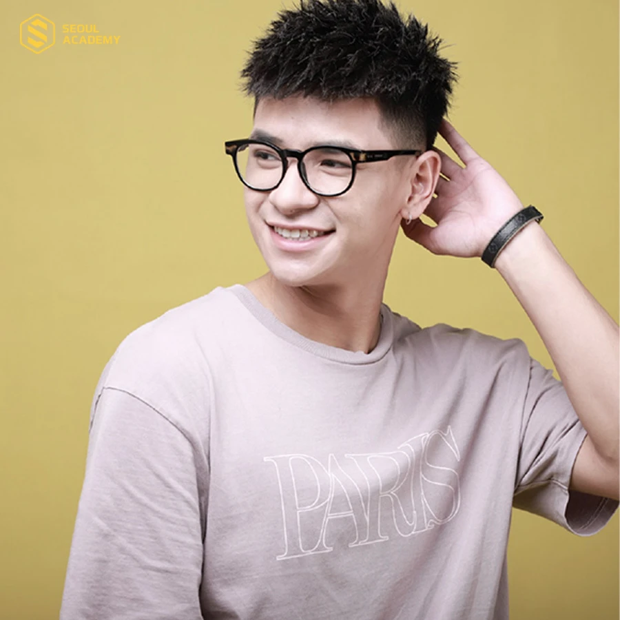 Mái tóc uốn con sâu mang đến vẻ ngoài trẻ trung, năng động