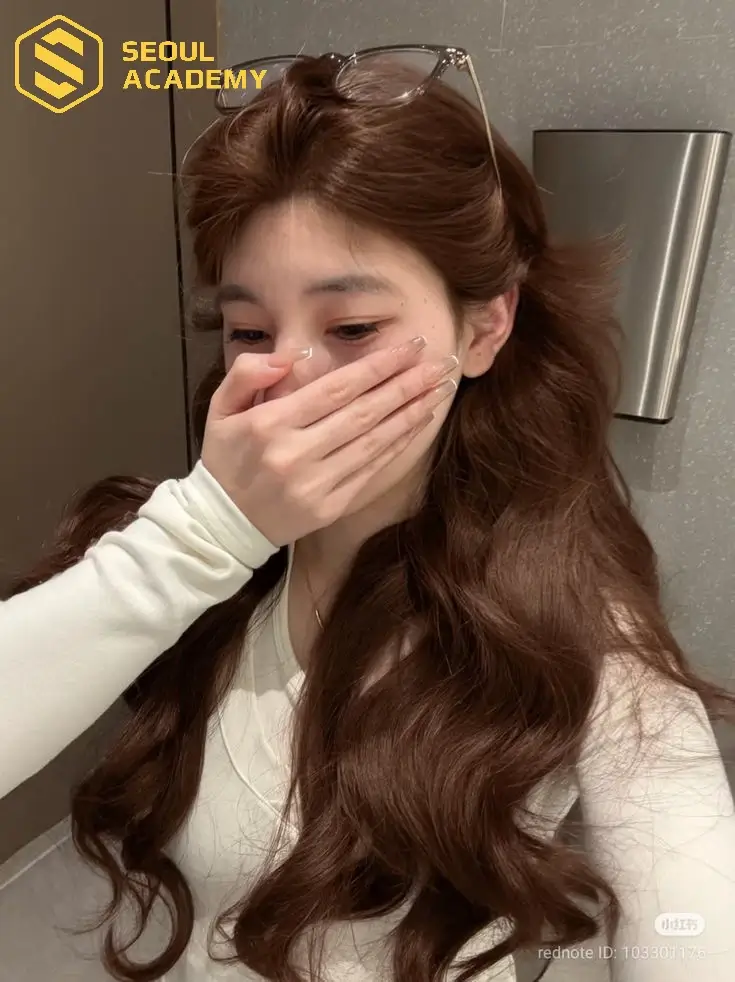 Tóc nhuộm nâu Espresso mang vẻ đẹp trầm mặc, sang trọng cho cô nàng hiện đại