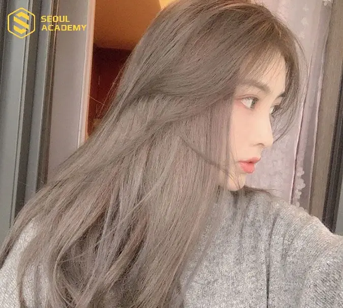 Tóc nhuộm màu nâu khói là lựa chọn phù hợp cho những cô nàng cá tính