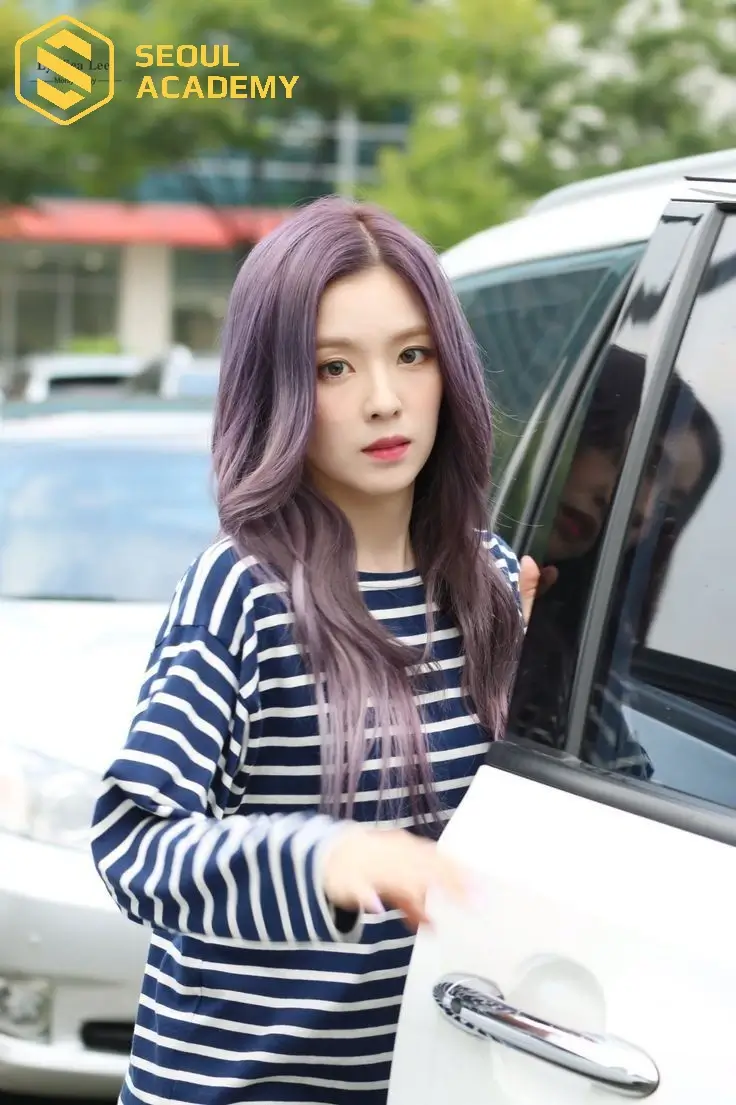 Màu tóc tím khói thời thượng mang đến nét chấm phá vô cùng nghệ thuật cho mái tóc