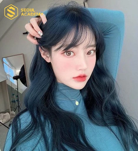 Sắc nhuộm xanh đen là lựa chọn giúp bạn nổi bật đúng lúc, phù hợp với nhiều sự kiện khác nhau