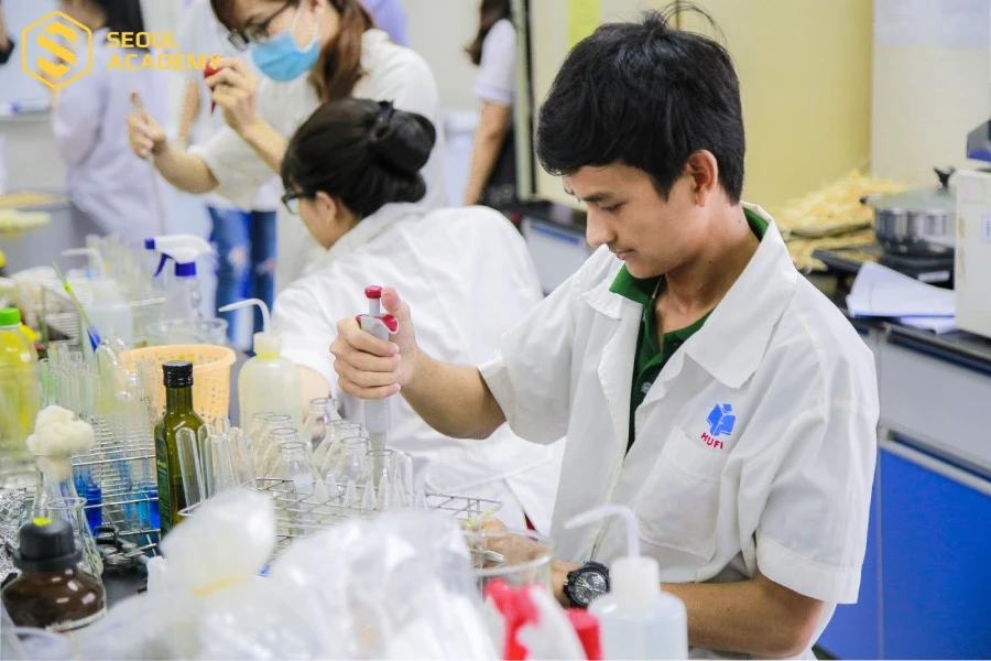 Hoá mỹ phẩm là ngành học nghiên cứu sản xuất mỹ phẩm, kiểm định chất lượng sản phẩm