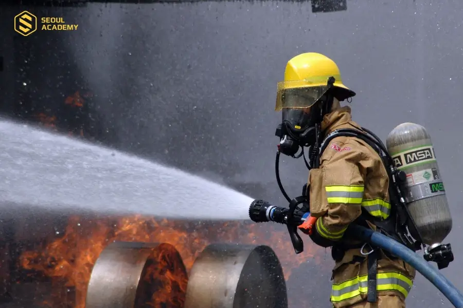 Người hùng thầm lặng trong biển lửa để bảo vệ tính mạng cho mọi người