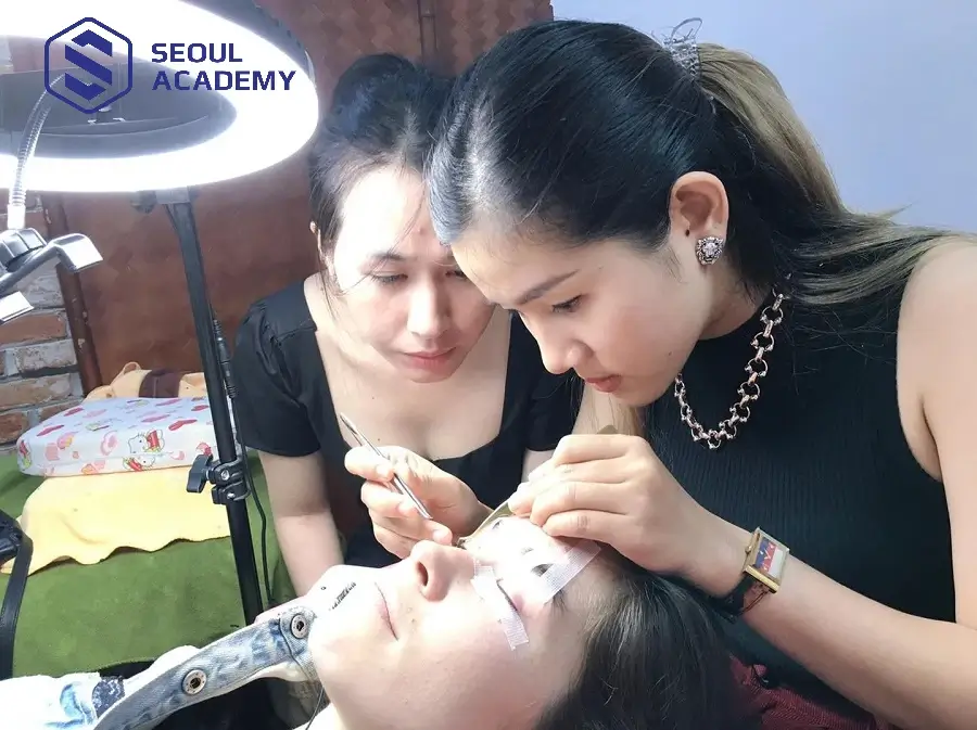 Không chỉ màu hồng, nghề nối mi tại Mỹ cũng có những khó khăn, thách thức nhất định