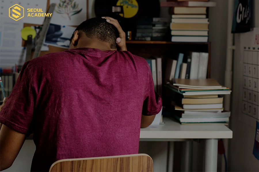 Sinh viên đại học không nên nghỉ học ngang khi chưa có sự đồng ý của nhà trường