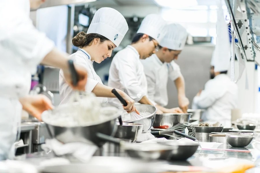 Đầu bếp là một trong những việc lương trên 10 triệu không cần bằng cấp văn hóa