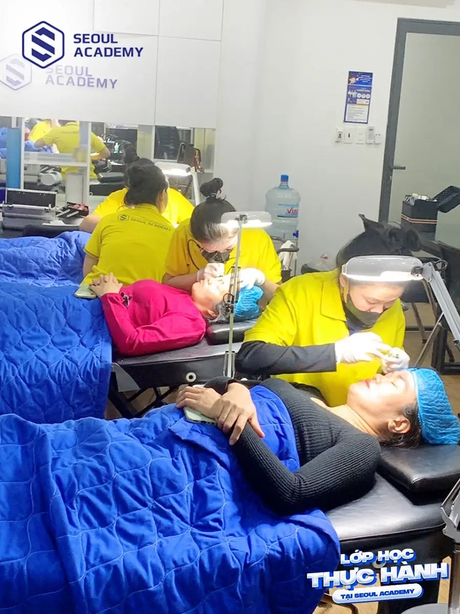 Học viên sẽ được thực hành thành thạo trên giấy trước khi qua người thật dưới sự hỗ trợ của giảng viên