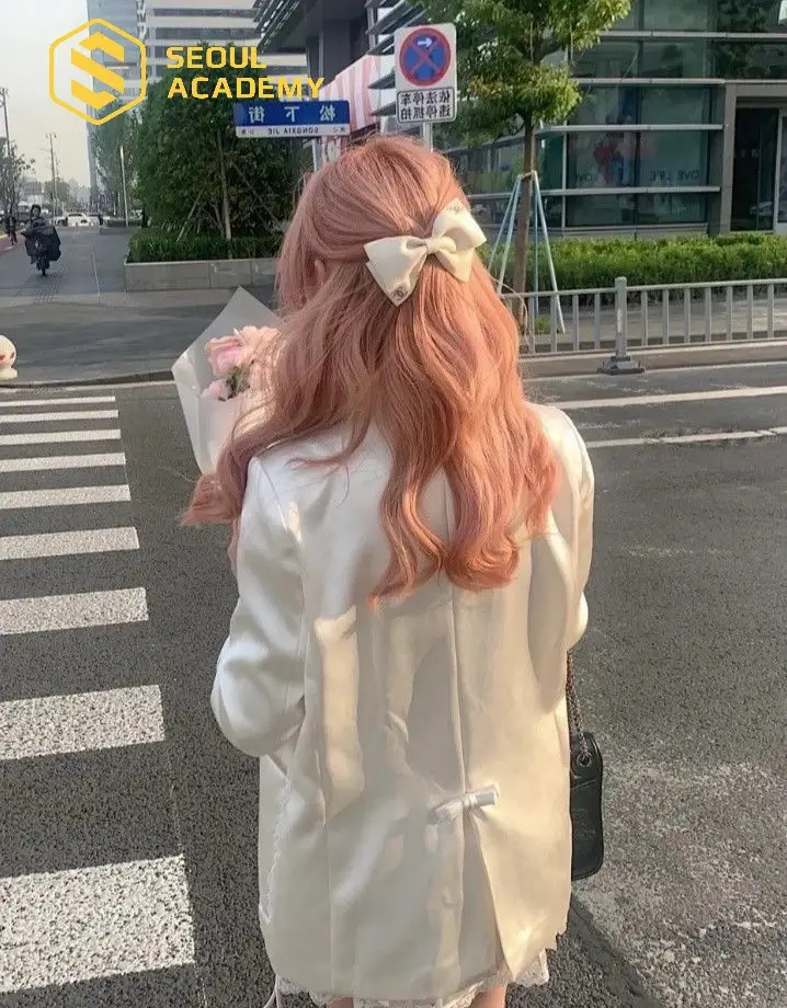 Màu tóc sang chảnh và kiêu kỳ giúp tổng thể lấp ánh hoàn hảo