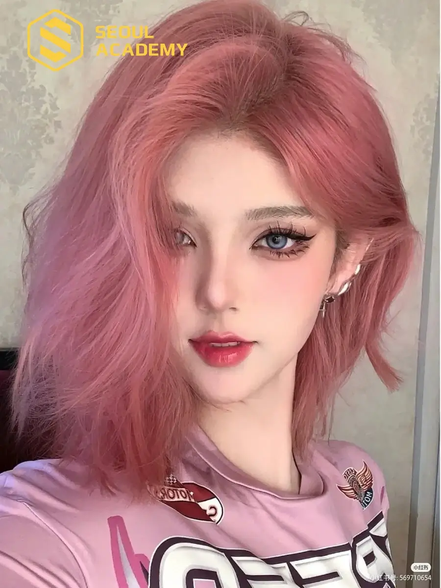 Mái tóc bob màu hồng đào sẽ giúp bạn có được vẻ ngoài vừa sành điệu vừa cá tính