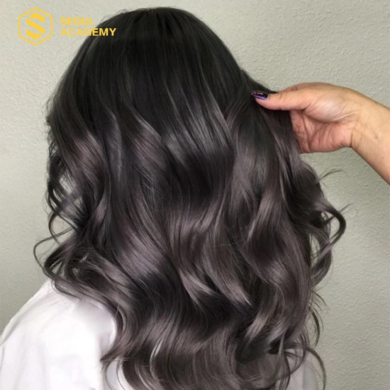 Màu tóc than chì kèm thêm việc tóc được uốn nhẹ là một sự kết hợp thú vị