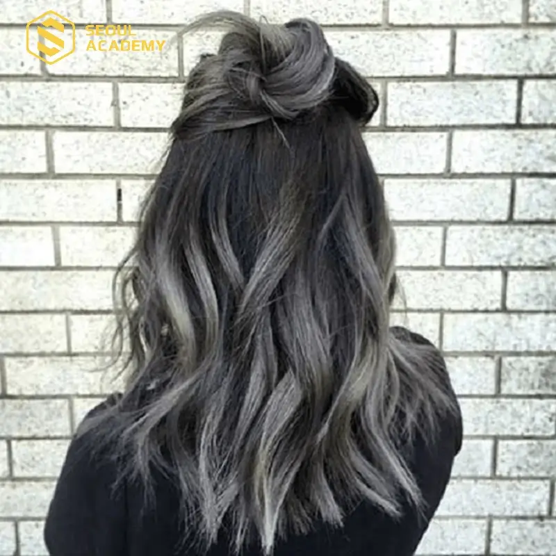 Mẫu tóc than chì highlight cực kỳ phù hợp kết hợp với các trang phục hay trang sức lấp lánh