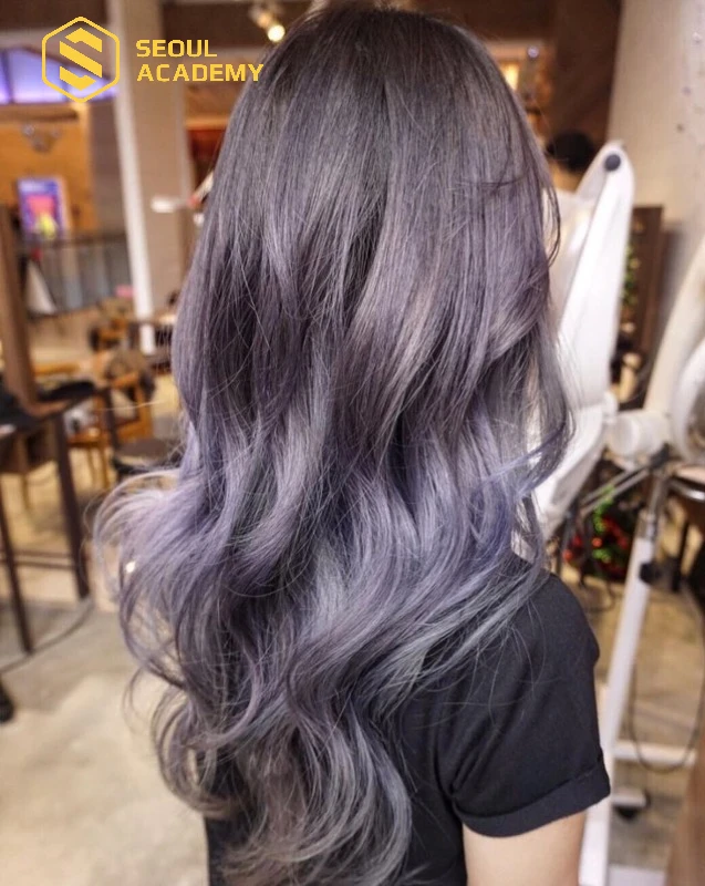 Kiểu tóc màu than chì kết hợp ánh tím cực kỳ nổi bật và cá tính