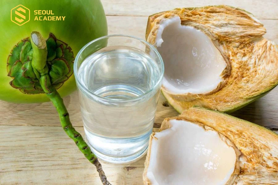 Nước dừa bổ sung các chất dinh dưỡng giúp phục hồi làm môi sau khi phun xăm