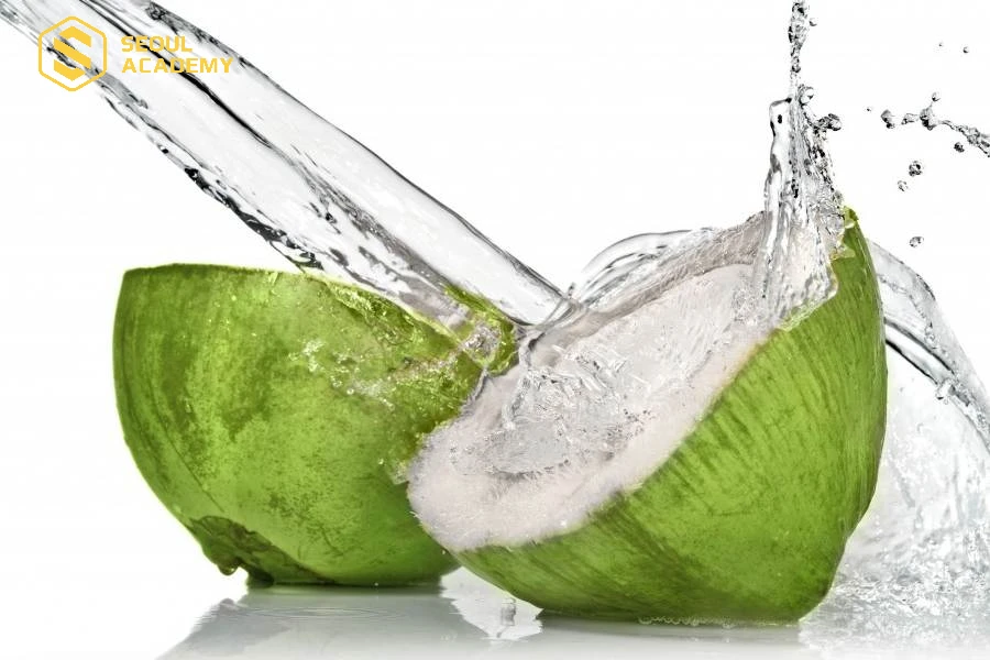 Nên uống nước dừa đúng liều lượng để đạt được kết quả tốt cho đôi môi mới xăm