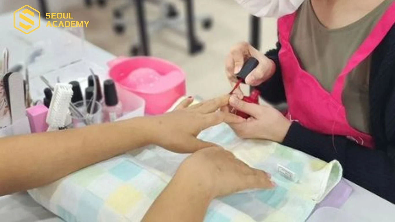 Làm nghề nail nếu không được bảo hộ đúng cách sẽ rất dễ gây ảnh hưởng đến sức khỏe
