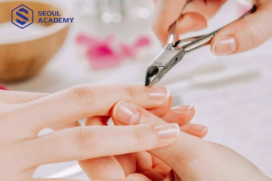 Móng cần được làm sạch và cắt da thừa quanh móng