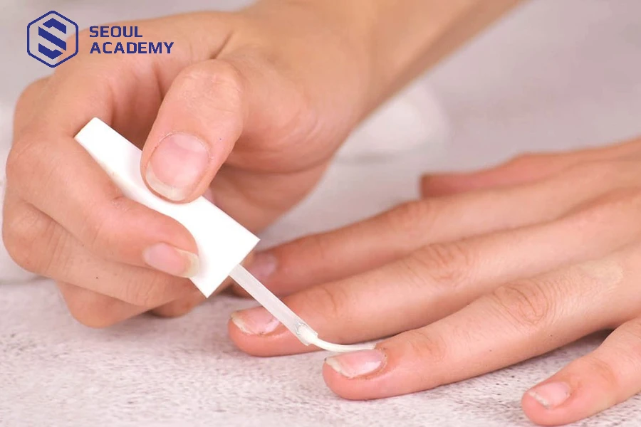 Sơn một lớp sơn base để bảo vệ móng