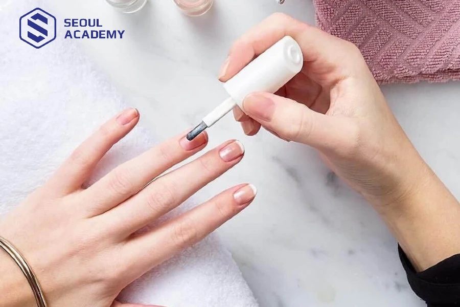 Sơn 2 lớp màu sơn lên trước khi đính đá cho móng tay