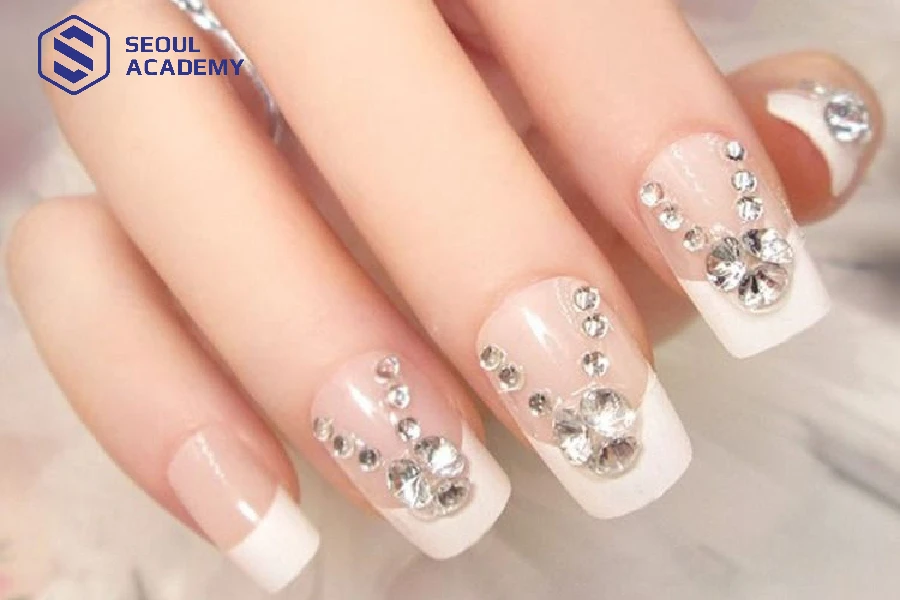 Một số lưu ý trong trong việc làm nail để tạo nên một bộ móng đính đá xinh xắn