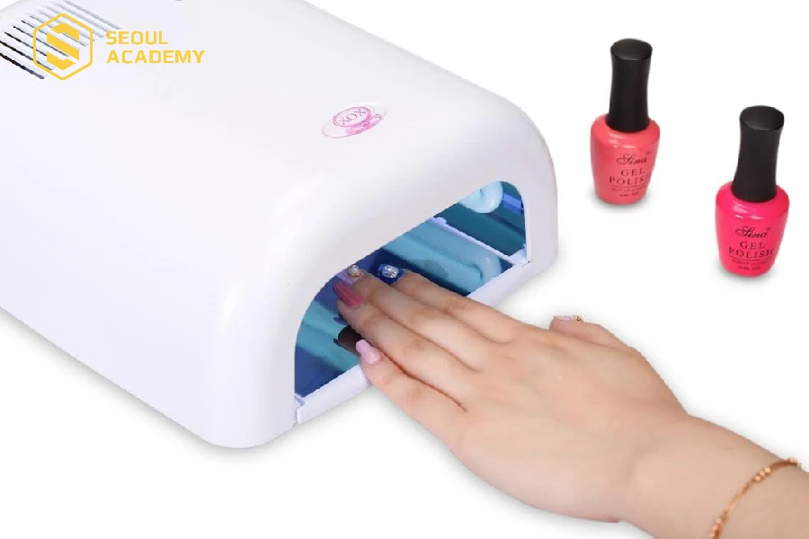 Các bước sơn móng tay bằng sơn gel khác với sơn thường ở chỗ phải sử dụng máy hơ chuyên dụng để hong khô các lớp sơn