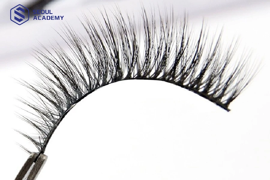 Các loại mi giả tự nhiên nhất trên thị trường hiện nay thường được làm từ những chất liệu nào? Đặc điểm cũng những loại mi giả này là gì?