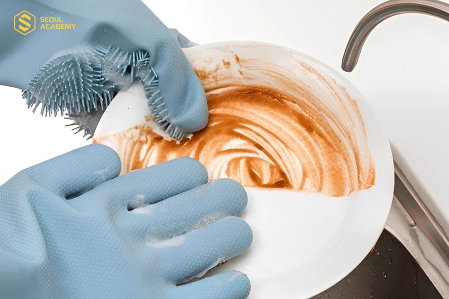 Dùng găng tay để móng tay hạn chế tiếp xúc với nước và hóa chất