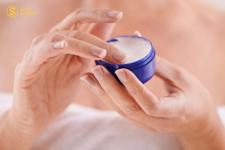 Dùng kem dưỡng ẩm để cấp ẩm cho móng tay