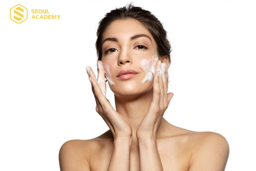 Sau khi nối mi bạn nên rửa mặt vùng mắt cẩn thận