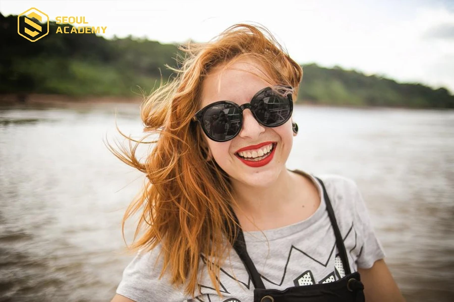 Đeo kính ra đường giúp bảo vệ mắt khỏi bụi bẩn