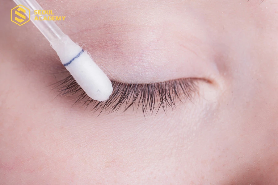 Nhẹ nhàng làm sạch hàng mi sau khi nối mỗi ngày