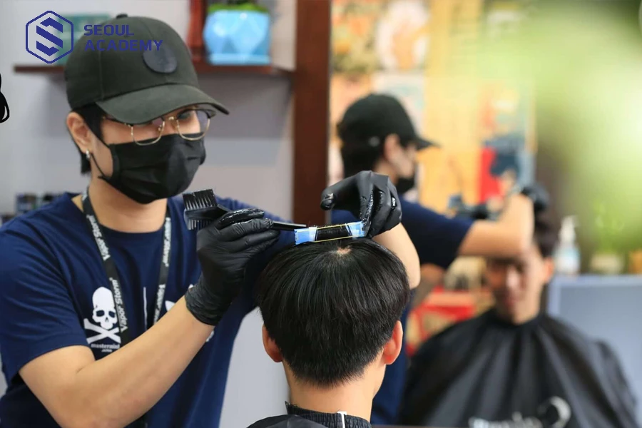 Dùng lô uốn tóc trước khi ngủ cũng là cách giữ nếp tóc tốt