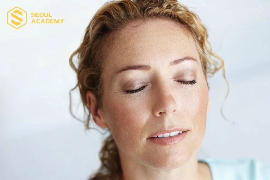 Nhắm và đảo mắt giúp luyện mắt có thần