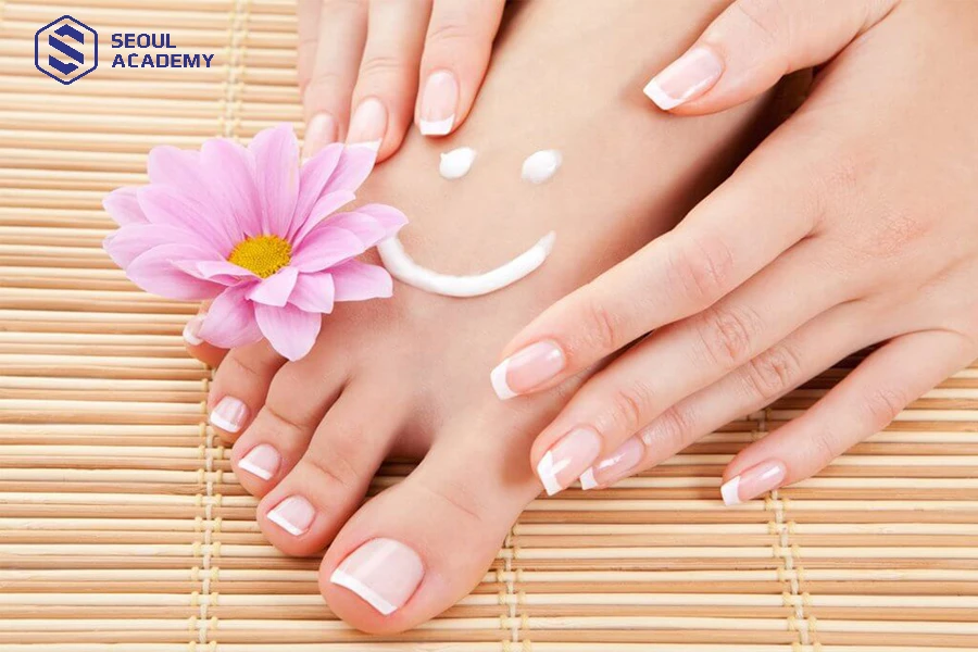 Sử dụng sơn lót móng giúp màu móng lên đẹp hơn