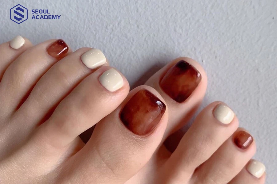 Tránh tiếp xúc trực tiếp với các loại chất tẩy rửa sau khi sơn móng chân