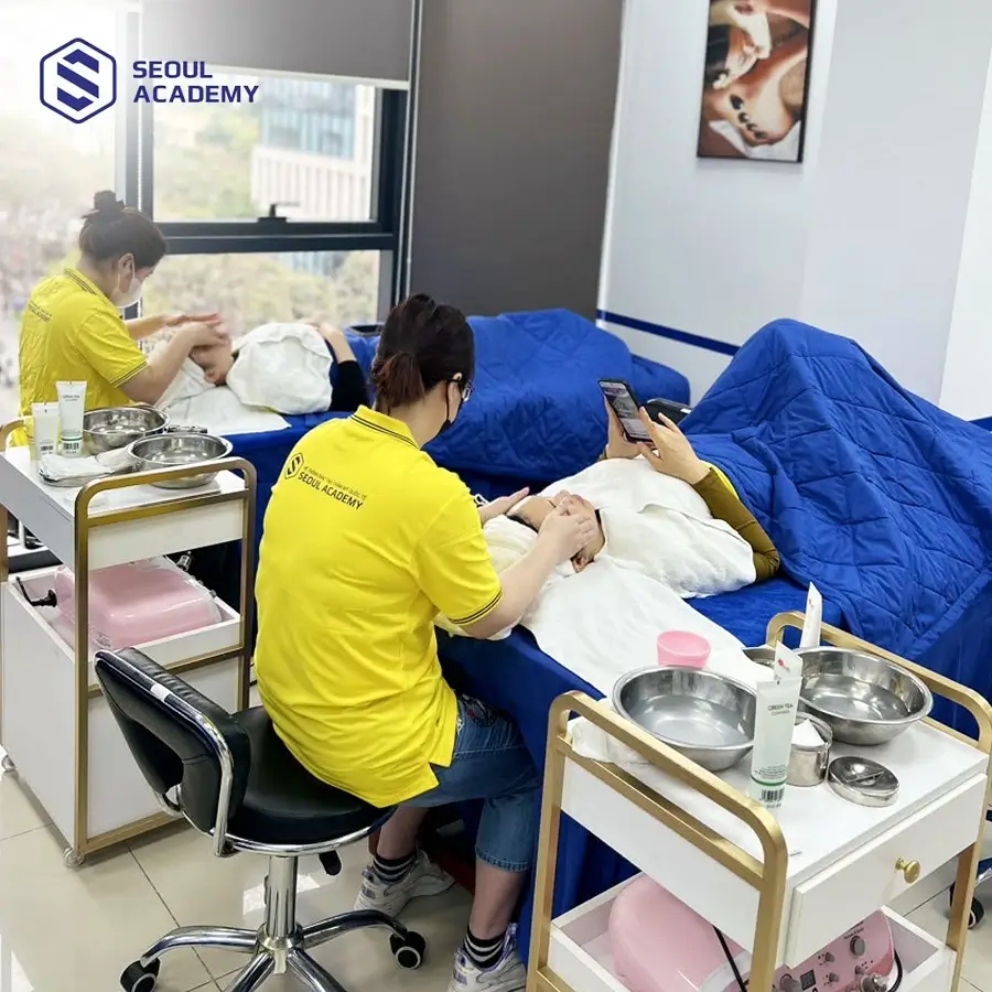 Nữ giới có thể lựa chọn các nhóm ngành làm đẹp để theo học