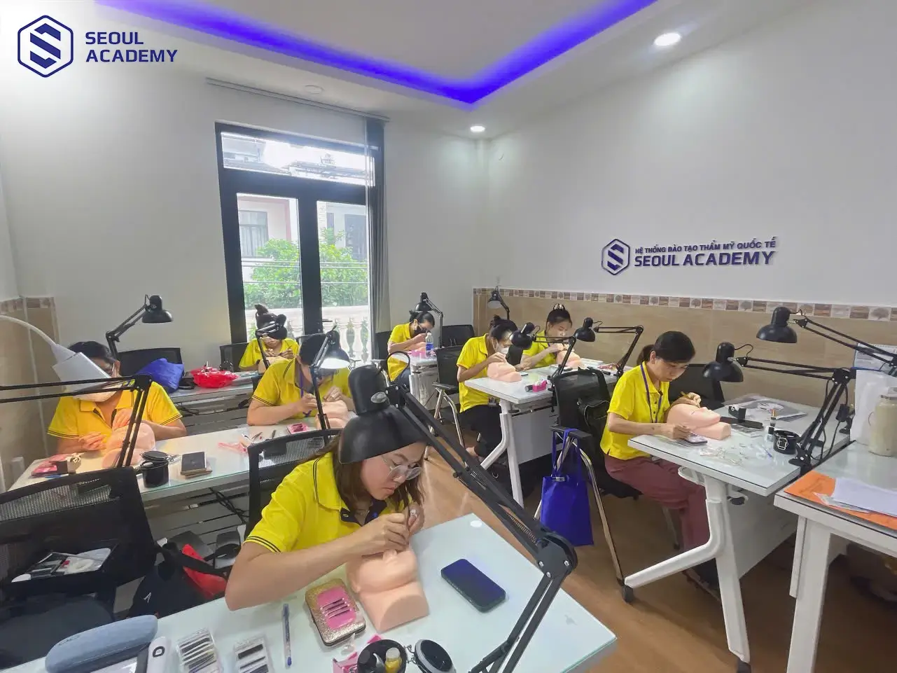 Đặc thù của ngành nối mi là ngồi một chỗ và tập trung cao độ trong thời gian dài