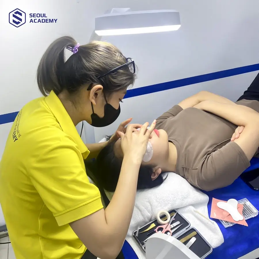 Nữ không có bằng cấp có thể lựa chọn đi học nghề nối mi