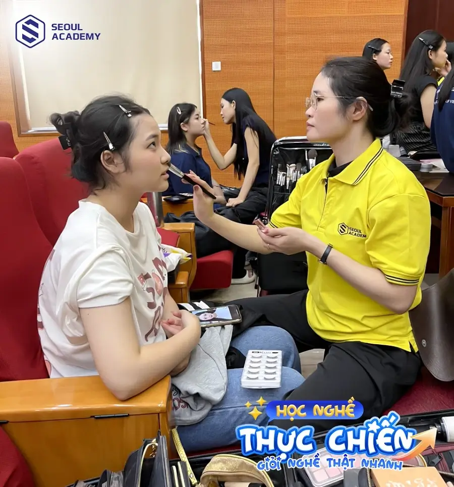 Một trong các nghề cho nữ không bằng cấp là học nghề makeup