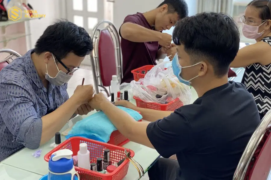 Con trai có nên học nghề nail không là thắc mắc chung của nhiều người