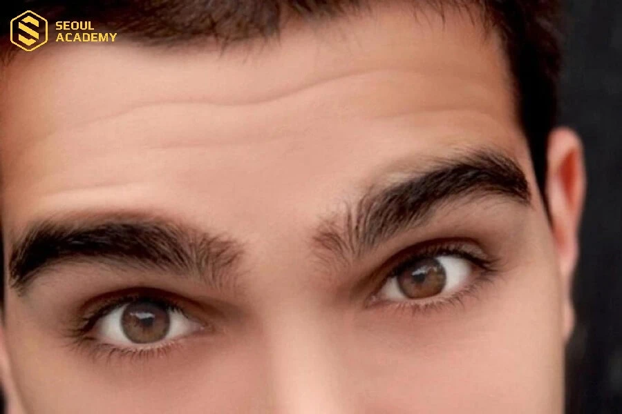 Đàn ông sở hữu mày rậm thô thường là người có tính khí khá nóng nảy, dễ nổi nóng